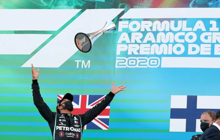 A comemoração de Lewis Hamilton no pódio em Barcelona em 2020 (Foto: AFP)