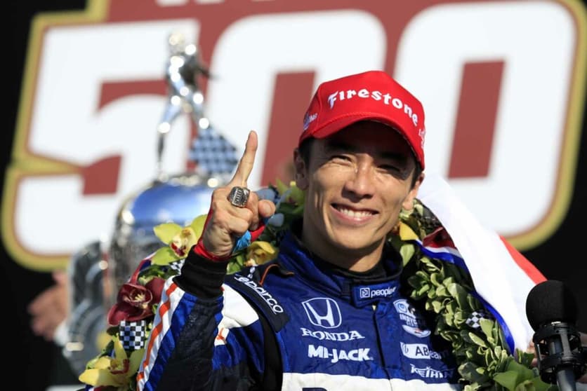Takuma Sato dedicou vitória na Indy 500 ao Japão. Foi em 2020, com a RLL (Foto: AFP)