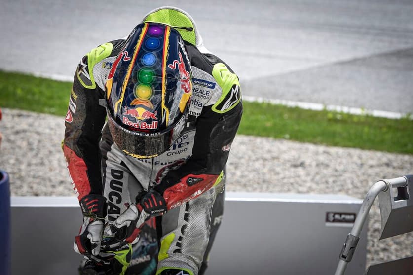 Johann Zarco não escapou ileso do acidente: fraturou o punho (Foto: Divulgação/MotoGP)
