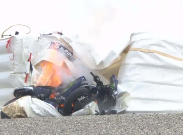 A moto de Viñales pegou fogo assim que bateu na barreira de proteção (Foto: Reprodução)