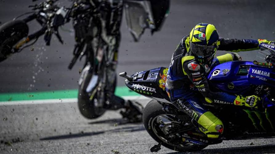 Rossi passou por um triz de ser acertado  pela moto de Zarco em 2020 (Foto: Reprodução)