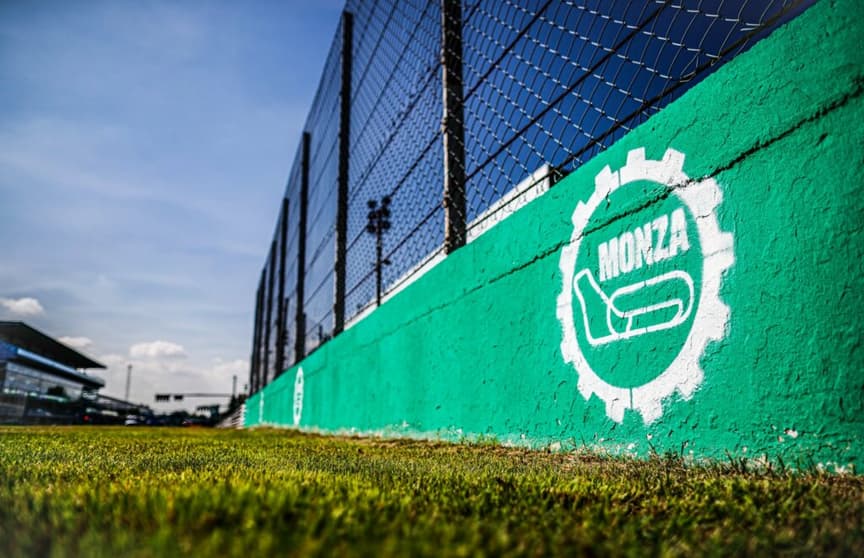 O céu azul é garantia de pista seca nos primeiros treinos livres em Monza (Foto: Reprodução/Twitter)