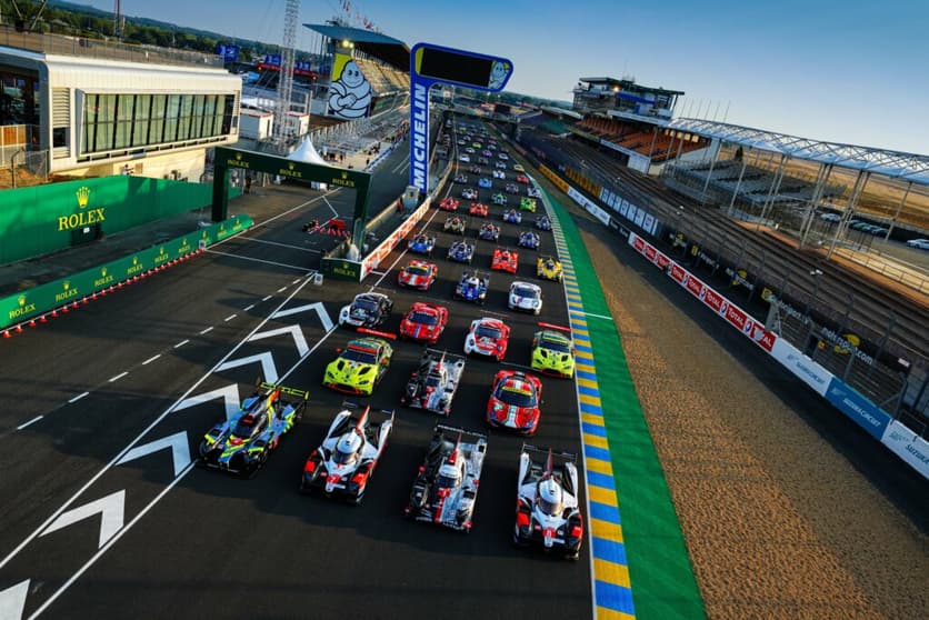A clássica foto com todos os carros alinhados na reta principal de La Sarthe (Foto: Le Mans.org)