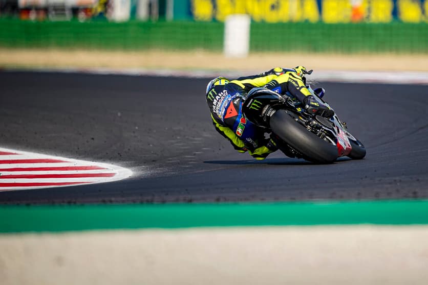 Valentino Rossi tem 26 pontos de atraso para o líder na classificação (Foto: Yamaha)