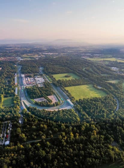 Vista aérea do lendário circuito de Monza na manhã deste domingo (Foto: Scuderia Ferrari)