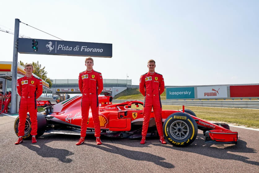 Illot, Shwartzman e Schumacher com a SF71H. O trio vai voltar a guiar o carro nesta próxima semana (Foto: Ferrari)