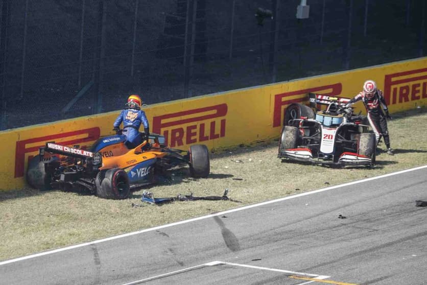 Forte acidente envolvendo vários pilotos causou primeira bandeira vermelha no GP da Toscana (Foto: Haas)