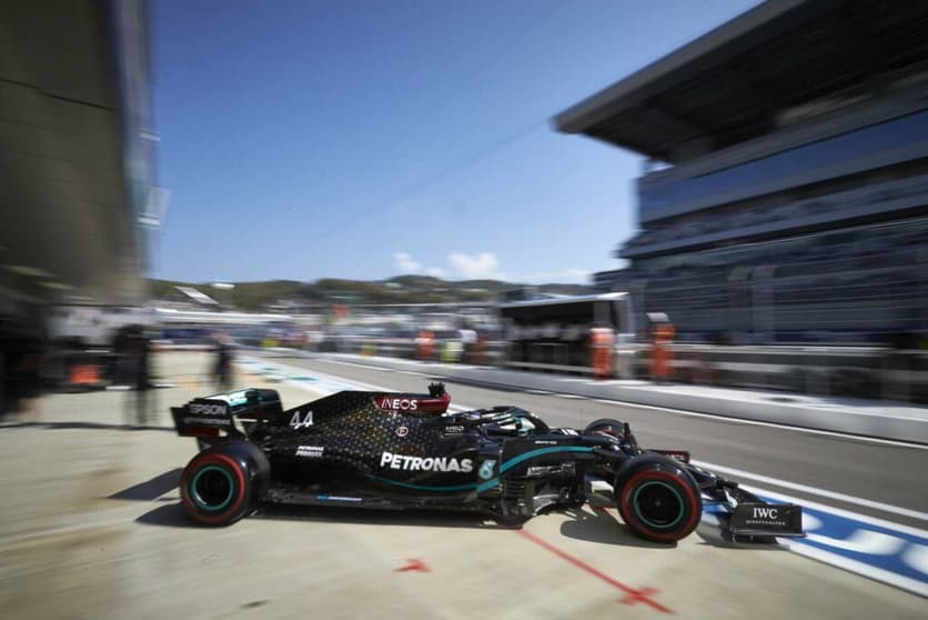 Lewis Hamilton sai dos boxes em Sóchi antes de fazer mais uma pole na carreira  (Foto: Mercedes)