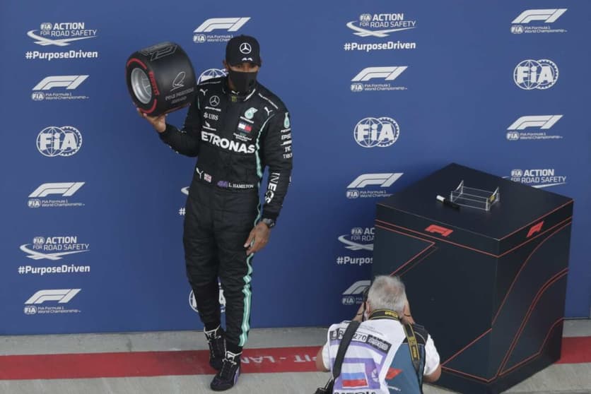 Foi a 96ª pole de Lewis Hamilton na Fórmula 1, ampliando ainda mais o recorde na categoria (Foto: AFP)