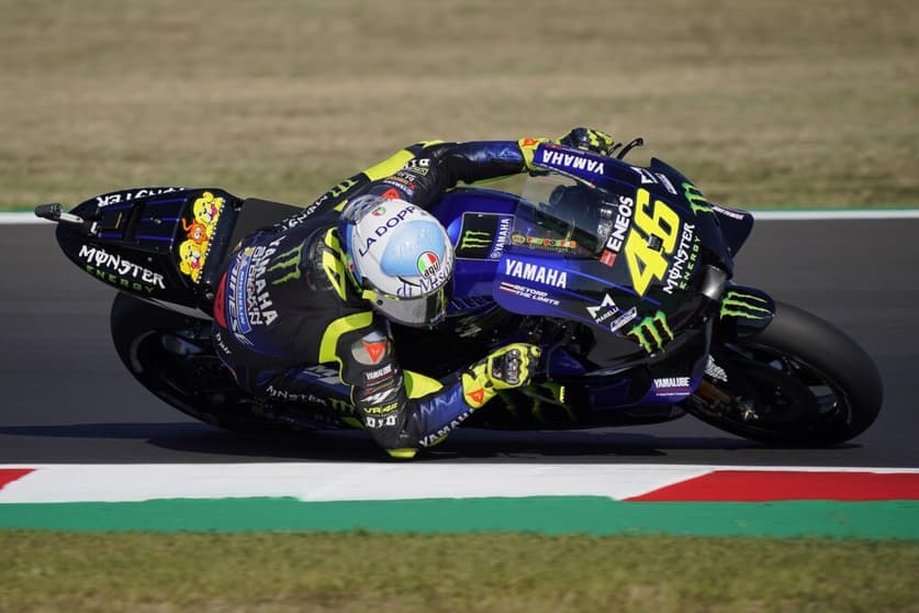 Valentino Rossi fez graça com o capacete de Misano (Foto: Yamaha)