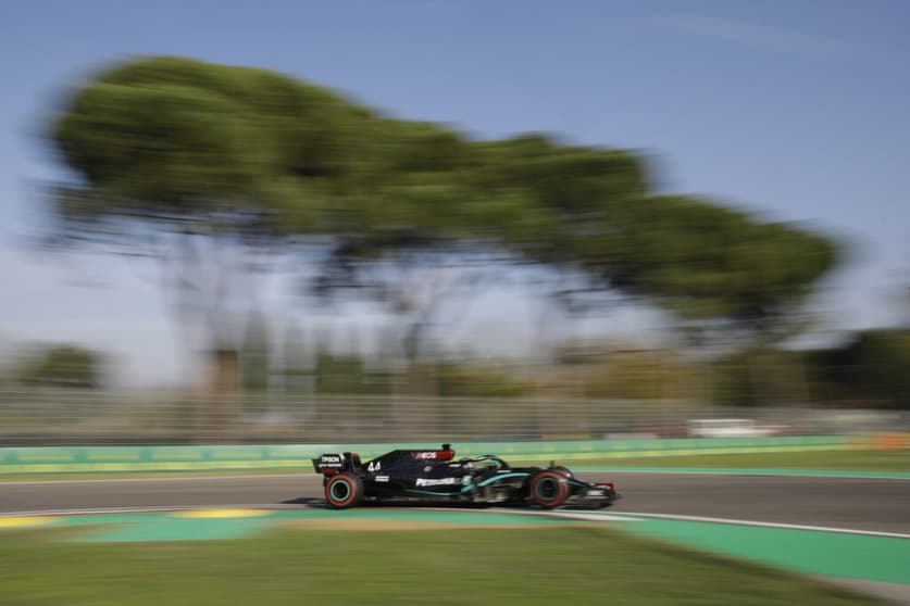 Lewis Hamilton fez o segundo melhor tempo em Ímola (Foto: AFP)