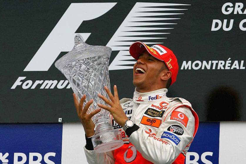 Lewis Hamilton festeja vitória em Montreal em 2007 (Foto: AFP)