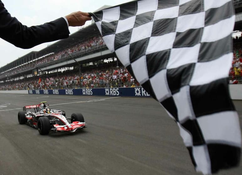 Na corrida seguinte, em Indianápolis, Lewis Hamilton precisou segurar os ataques de Fernando Alonso para conquistar a segunda vitória na Fórmula 1 (Foto: AFP)