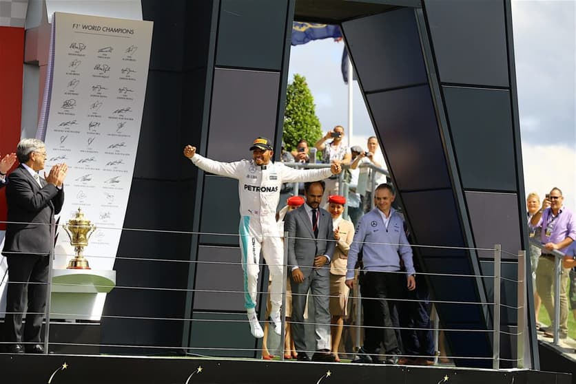 Toda a alegria de Lewis Hamilton por vencer diante de sua torcida (Foto: Carsten Horst)