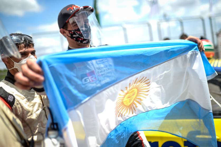 Matías Rossi com a bandeira argentina no Velocitta (Foto: Duda Bairros/Vicar)