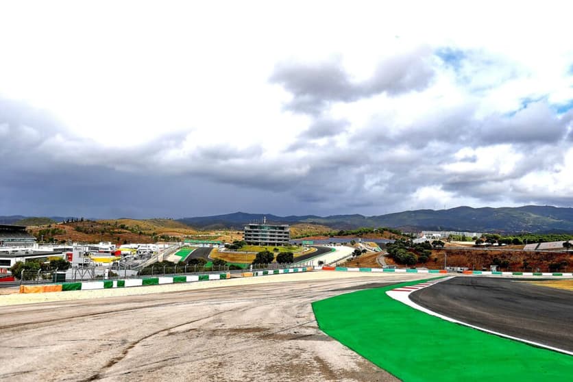 Domingo nublado e com ameaça de chuva em Portimão, palco do GP de Portugal de Fórmula 1 (Foto: Scuderia Ferrari)