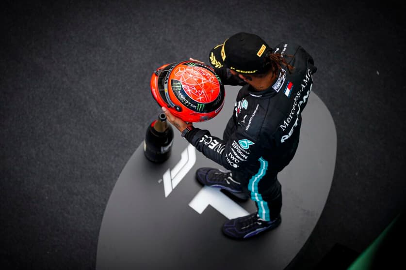 Lewis Hamilton com o capacete de Michael Schumacher  após igualar recorde de vitórias (Foto: Mercedes)