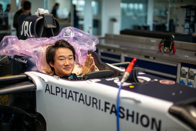 Yuki Tsunoda faz molde do assento no cockpit do carro da AlphaTauri em Faenza (Foto: Getty Images/Red Bull Content Pool)