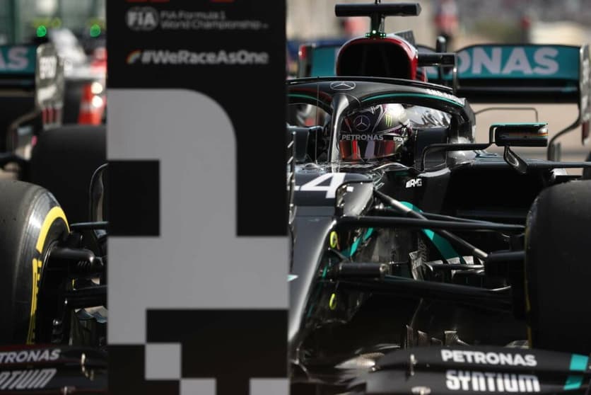 A ótima volta de Hamilton, que rendeu a pole, foi conquistada nos últimos segundos do treino em Portimão (Foto: AFP)