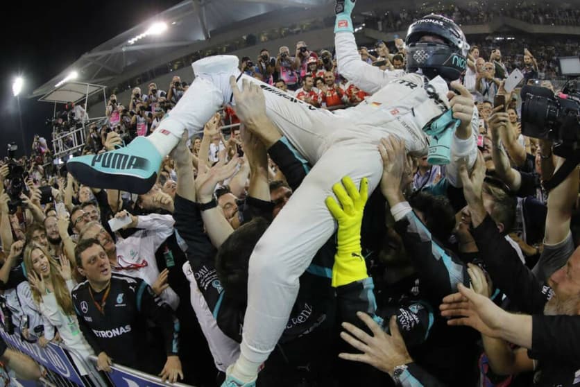 Nico Rosberg caiu nos braços da Mercedes depois de vencer Lewis Hamilton em 2016 (Foto: Mercedes)