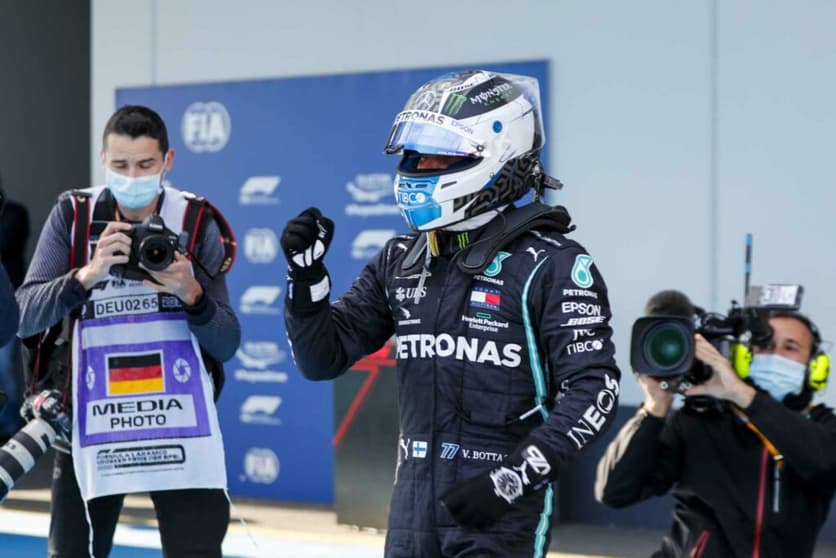 Valtteri Bottas festejou a conquista da pole do GP de Eifel no sábado (Foto: Mercedes)