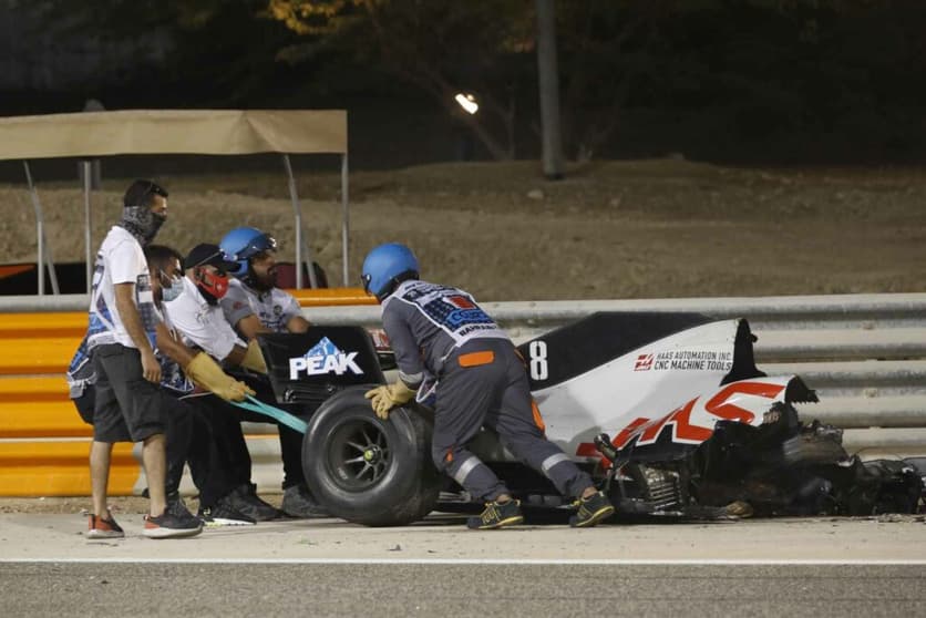 Carro de Romain Grosjean se dividiu em duas partes e explodiu (Foto: AFP)