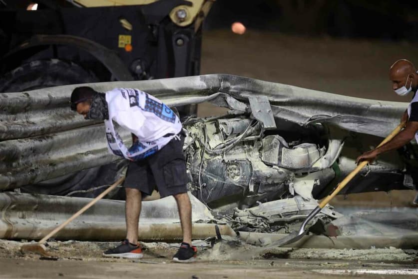 O guard-rail destruído com a pancada de Grosjean (Foto: AFP)