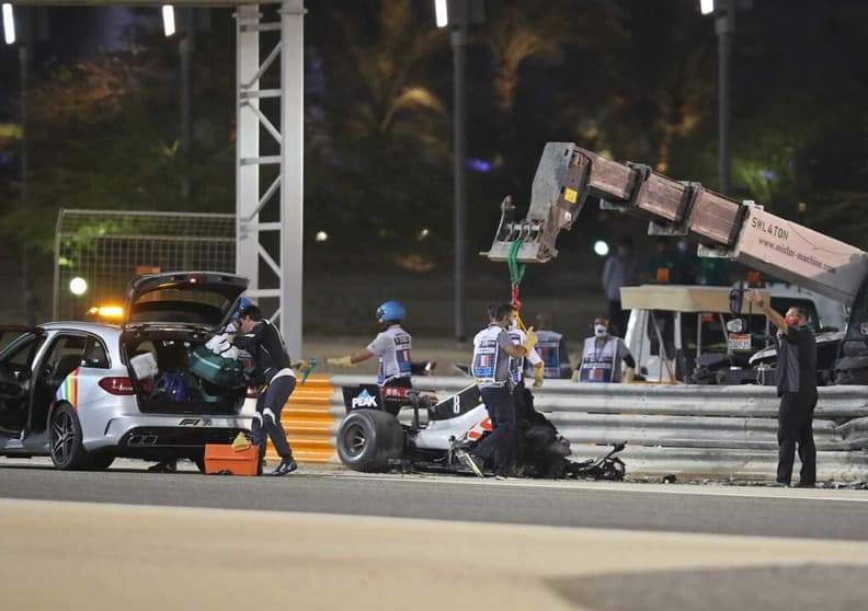 A chocante imagem do carro de Grosjean partido ao meio (Foto: AFP)