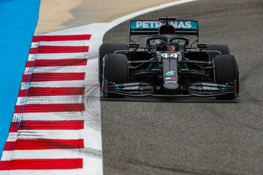 Lewis Hamilton sobrou na sexta-feira em Sakhir (Foto: Pirelli)