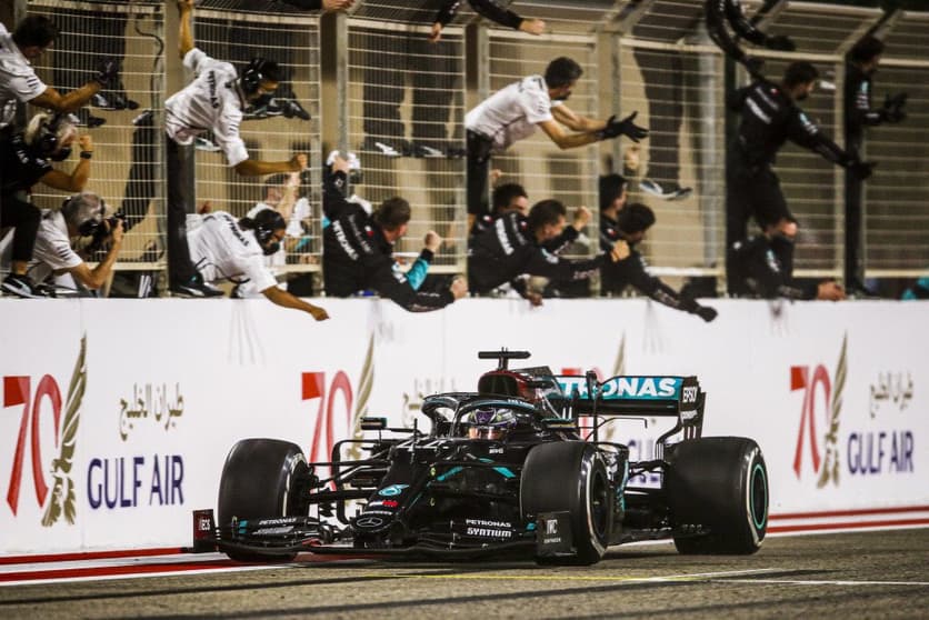 Lewis Hamilton cruza a linha de chegada no Bahrein (Foto: Bahrein International Circuit)