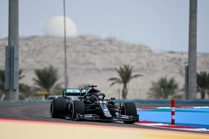 Lewis Hamilton desfila nas curvas de Sakhir (Foto: Mercedes)
