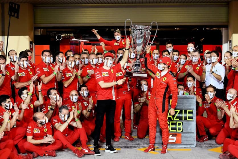 Sebastian Vettel ganhou até troféu na sua despedida da Ferrari em Yas Marina (Foto: Scuderia Ferrari)