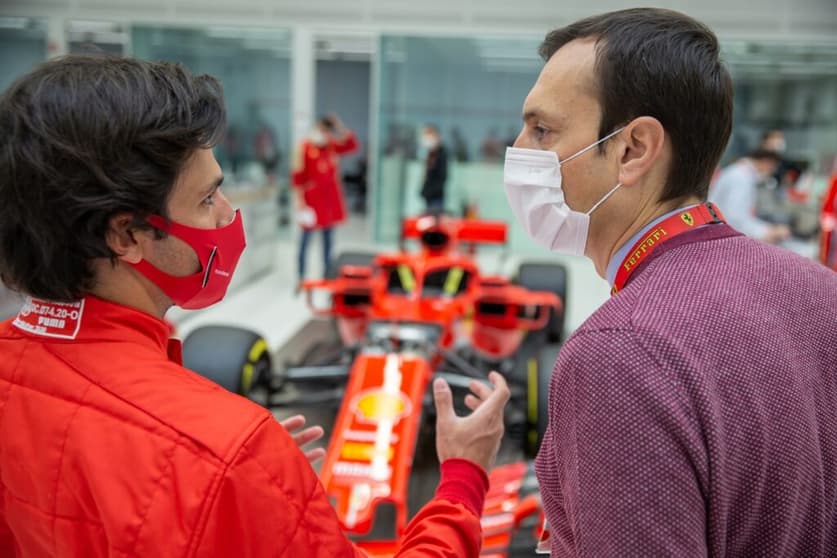 Sainz conheceu mecânicos e engenheiros em Maranello em dezembro (Foto: Ferrari)