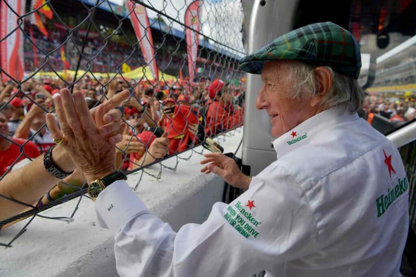 Jackie Stewart achou que Guanyu Zhou não tinha sobrevivido (Foto: AFP)