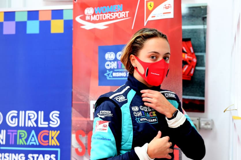 Júlia Ayoub foi uma das finalistas do programa da FIA (Foto: Ferrari Media)