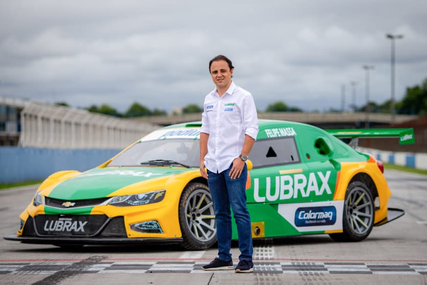 Felipe Massa com seu novo carro (Foto: Rodolfo Buhrer/Lubrax Podium)