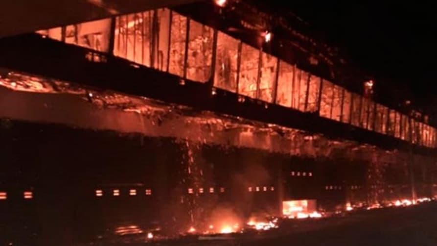 Brutal imagem dos boxes consumidos pelo fogo em Termas de Río Hondo (Foto: Divulgação)