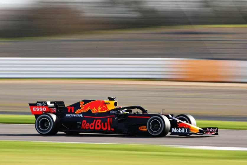 Pérez em ação pela primeira vez com o RB16B, em Silverstone, após lançamento discreto do novo carro (Foto: Red Bull Content Pool)