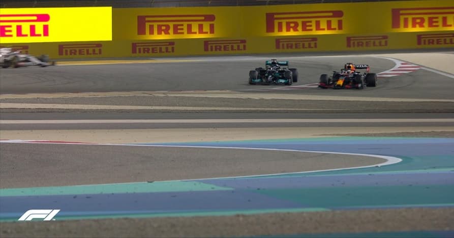 Max Verstappen ultrapassou os limites da curva 4 para superar Lewis Hamilton (Foto: Reprodução)
