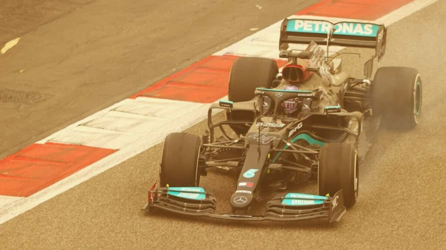 Lewis Hamilton encara areia no Bahrein (Foto: Mercedes)