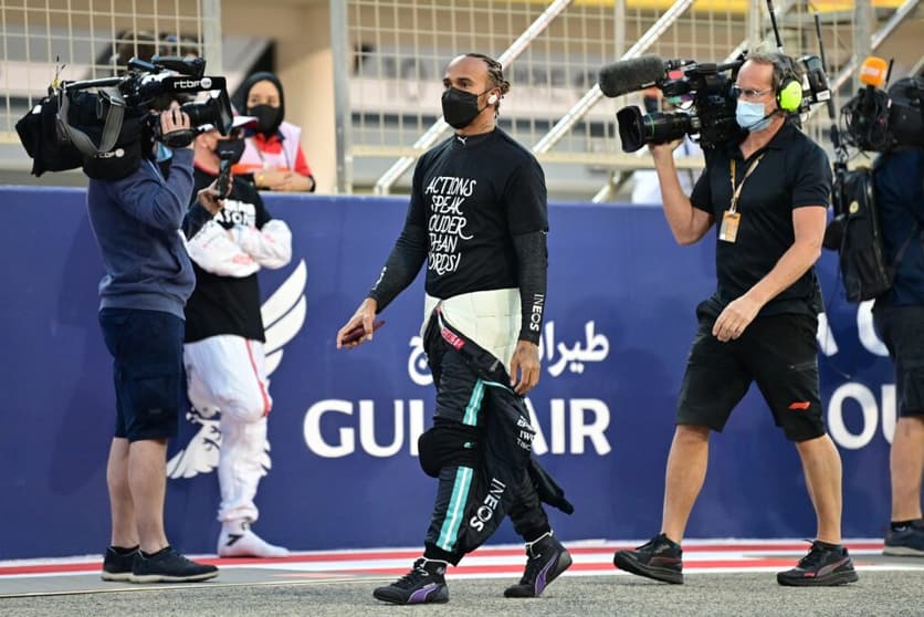 Lewis Hamilton com a camiseta "ações falam mais alto que palavras" (Foto: Andrej Isakovic/AFP)