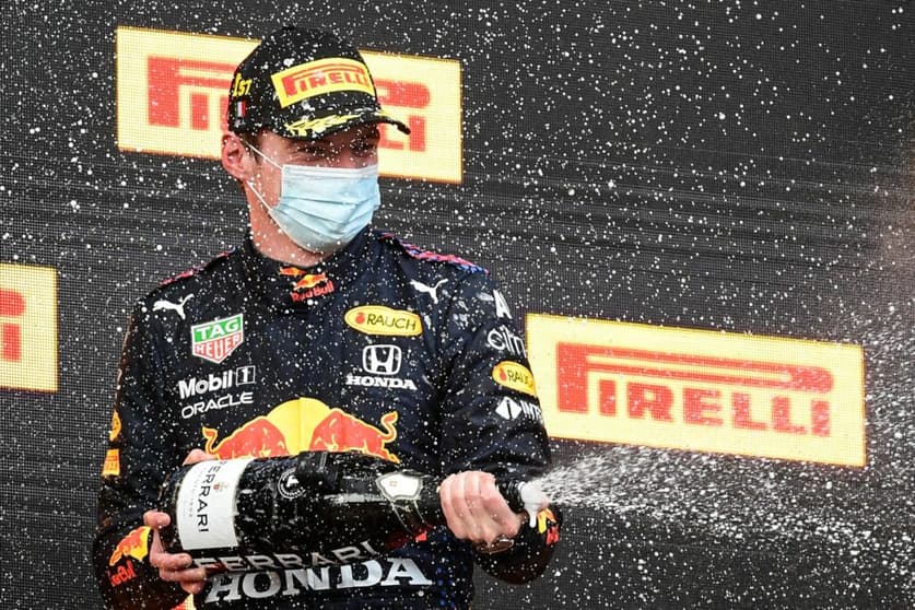 Max Verstappen quer se tornar campeão pela Red Bull, mas se não der... (Foto: Miguel Molina/AFP)