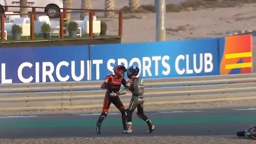 Jeremy Alcoba e John McPhee durante GP de Doha (Foto: Reprodução)