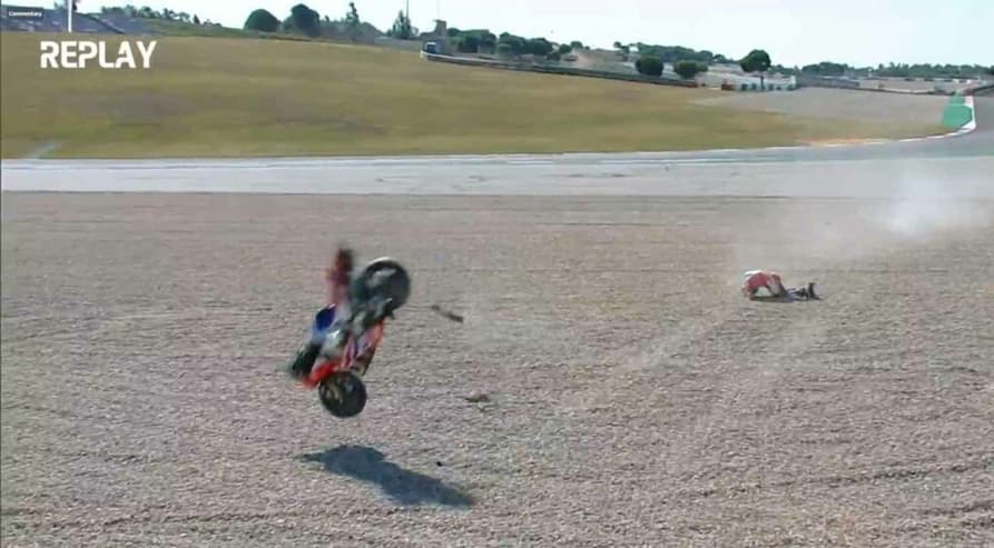 Jorge Martín caiu nos minutos finais do TL3 em Portimão (Foto: Reprodução/MotoGP)