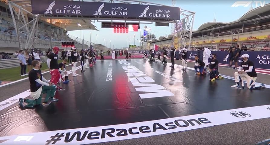Pilotos participam da manifestação antes da corrida no Bahrein (Foto: Reprodução/Twitter)