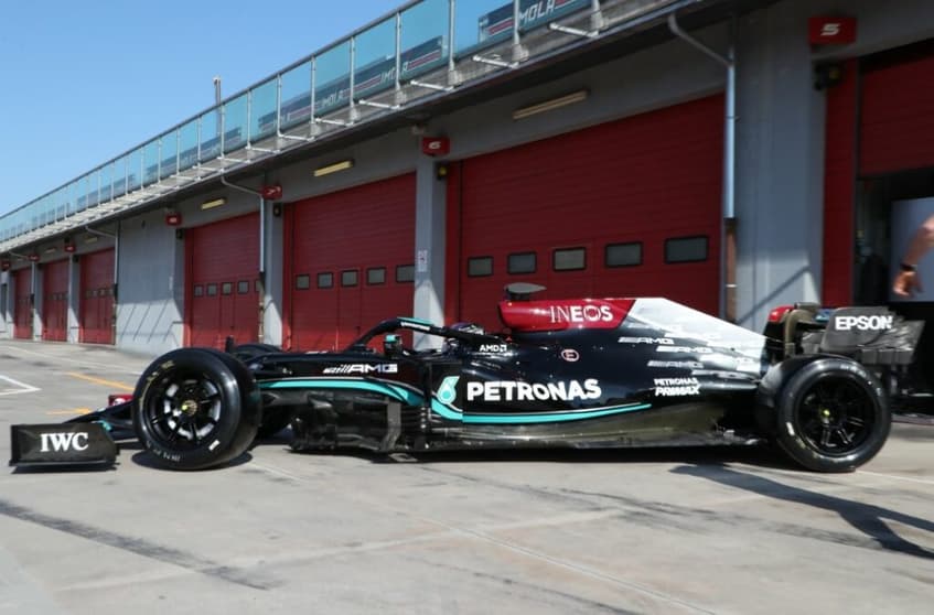 Lewis Hamilton em ação durante dia de testes com os pneus de 18" da Pirelli em Ímola (Foto: Pirelli)