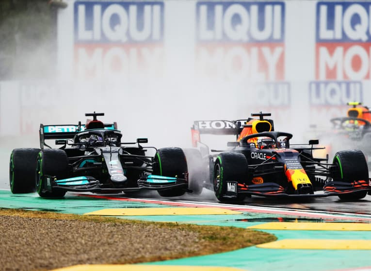 Um dos momentos decisivos em Ímola: Verstappen supera Hamilton pouco depois da largada em Ímola em 2021 (Foto: Getty Images/Red Bull Content Pool)