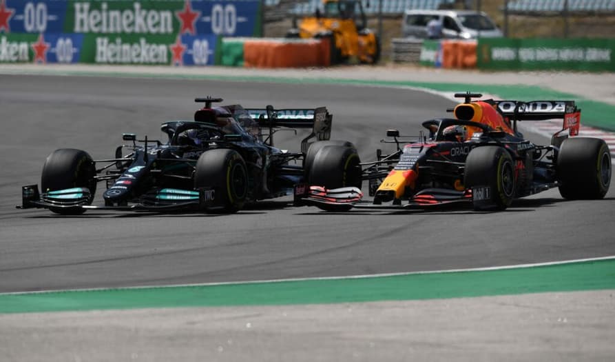 Lewis Hamilton e Max Verstappen disputam posição em Portugal (Foto: AFP)
