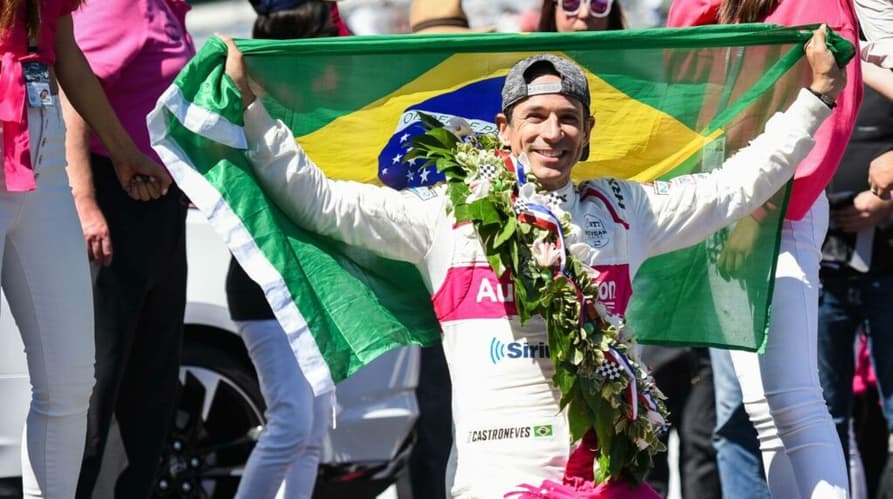 Helio Castroneves alcançou a maior conquista de um brasileiro no ano no esporte a motor (Foto: IndyCar)