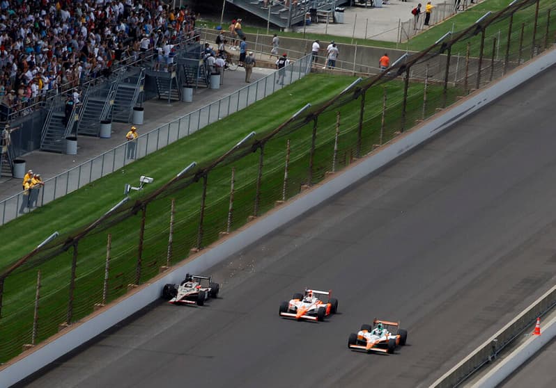 JR Hildebrand estampa o muro e Dan Wheldon vence a Indy 500 (Foto: IndyCar)